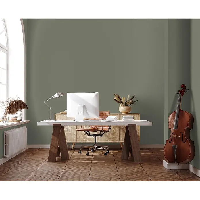 Livingwalls Wandfarbe Grau, Calm Taupe DD126022 1l - Grün, Matt, 1 l - Heimbüro mit olivgrünen Wänden, Schreibtisch und Cello.