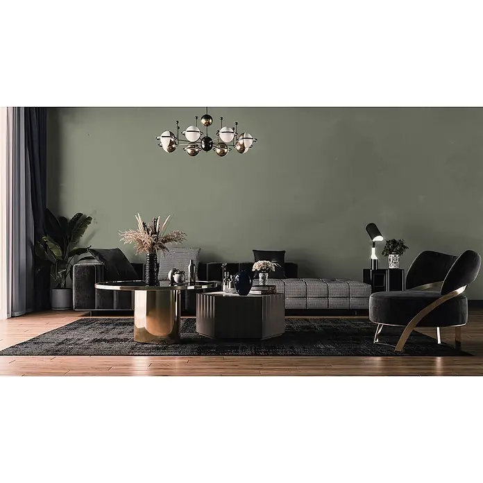 Livingwalls Wandfarbe Grau, Calm Taupe DD126022 1l - Grün, Matt, 1 l - Modernes Wohnzimmer mit schwarz-goldenem Akzentmöbel, inklusive einem Hahnentrittsofa und dekorativer Beleuchtung.