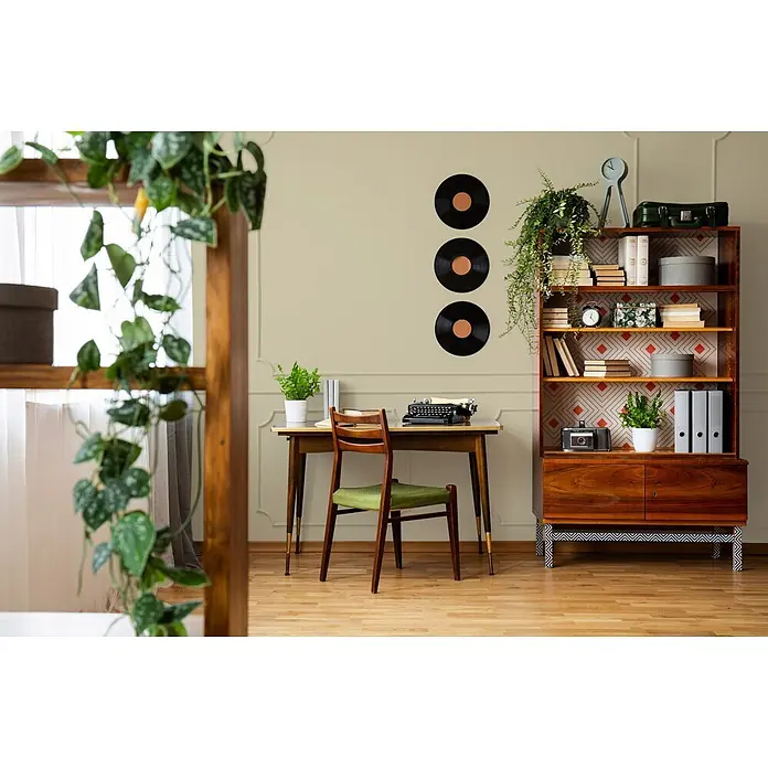 Livingwalls Wandfarbe Grün Natural Mate 4000 2,5l - Matt, 2,5 l - Ein Homeoffice im Mid-Century-Stil mit Holzschreibtisch, grünem Stuhl, Schreibmaschine und Bücherregal.