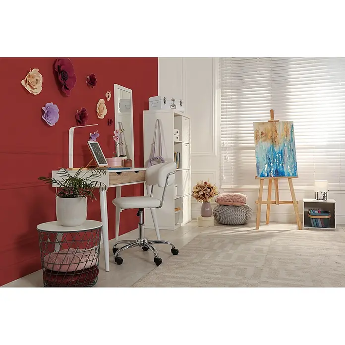 Livingwalls Wandfarbe Rot Varied Red DD125821 1l - Rot, Matt, 1 l - Gemütliches Künstlerzimmer mit weißem Schreibtisch, Stuhl und Staffelei, dekoriert mit Papierblumen und Pflanze.