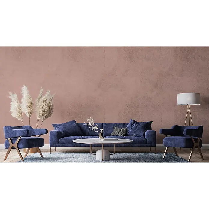 Livingwalls Wandfarbe Rosa Rosy Beige DD125843 2,5l - Rosa, Matt, 2,5 l - Ein stilvolles Wohnzimmer mit einem blauen Samtsofa, zwei passenden Sesseln und einem Couchtisch vor einer strukturierten Wand.