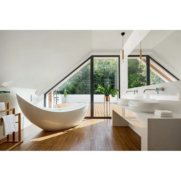 Livingwalls Wandfarbe Creme Creamy Grey DD125756 2,5l - Creme, Matt, 2,5 l - Modernes Dachgeschoss-Badezimmer mit weißer freistehender Wanne und Doppelwaschtisch, Holzboden, großer Fensterblick.