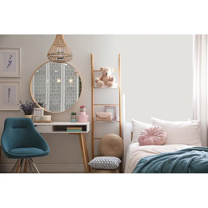 Livingwalls Wandfarbe Creme Creamy Grey DD125756 2,5l - Creme, Matt, 2,5 l - Ein helles Holz-Leiterregal mit Teddybär, Handtasche und Kissen als dekorative Aufbewahrung in einem stilvollen Raum.