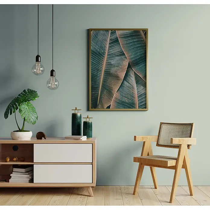 Livingwalls Wandfarbe Grün Lovely Lime 4003 2,5l - Matt, 2,5 l - Heller Holzschrank mit zwei weißen Schubladen und Regalen, stilvolle Aufbewahrung in einem modernen Raum.