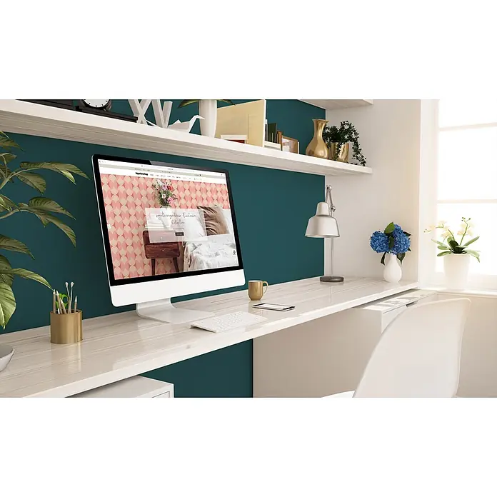 Livingwalls Wandfarbe Grün Specific Spirulina 3012 2,5l - Matt, 2,5 l - Ein moderner Home-Office-Schreibtisch mit weißem Monitor, Tastatur und Stuhl vor einer petrol-weißen Wand.