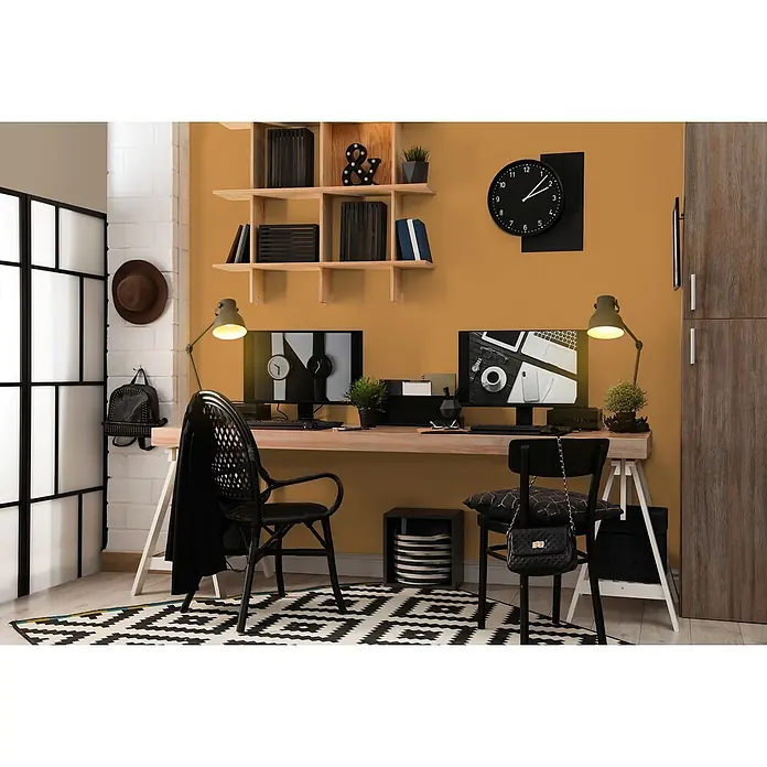 Livingwalls Wandfarbe Orange Smooth Saffron DD126134 2,5l - Orange, Matt, 2,5 l - Modernes Heimbüro mit hellem Holzschreibtisch, zwei schwarzen Stühlen und zwei Monitoren.