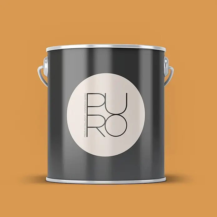 Livingwalls Wandfarbe Orange Smooth Saffron DD126134 2,5l - Orange, Matt, 2,5 l - Dunkelgrauer Farbeimer mit weißem "PURO Premium Wallpaint"-Etikett und silbernen Akzenten, auf orangefarbenem Hintergrund.
