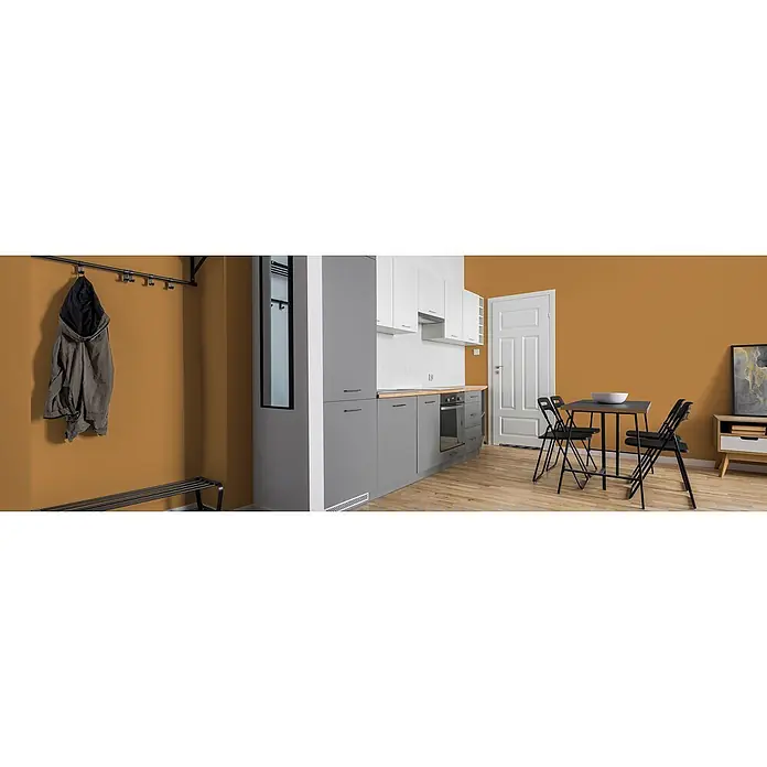 Tadessi Wandfarbe Terracotta - Orange, Matt, 1 l - Modernes Studio-Apartment mit warmen orangefarbenen Wänden, grau-weißer Küche mit Holztheke, Esstisch und Eingangsbereich mit Garderobe und Spiegel.