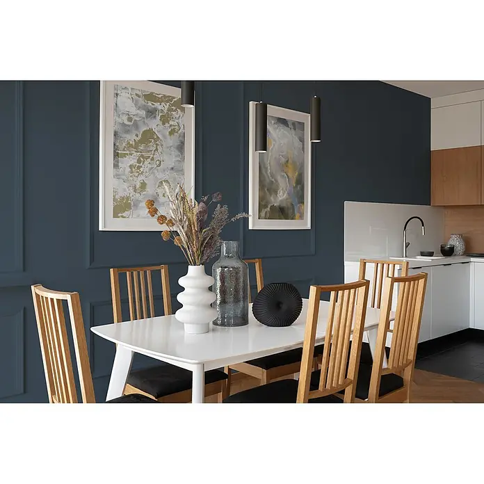 Livingwalls Wandfarbe Blau Bluish Petrol DD125914 1l - Blau, Matt, 1 l - Weißer Esstisch mit Holzstühlen in einem modernen Essbereich. Dekoriert mit Vasen und Trockenblumen, neben einer modernen Küche.