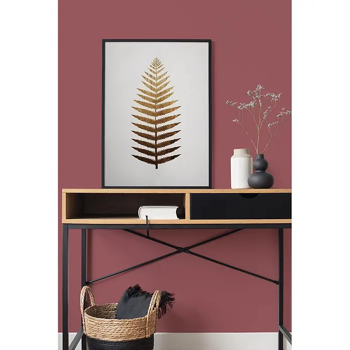 Livingwalls Wandfarbe Rot Sweet Marmelade 7012 2,5l - Rot, Matt, 2,5 l - Konsolentisch aus Eiche und schwarzem Metall mit Schublade und Ablage, dekoriert mit einem Farnbild und Dekoartikeln.