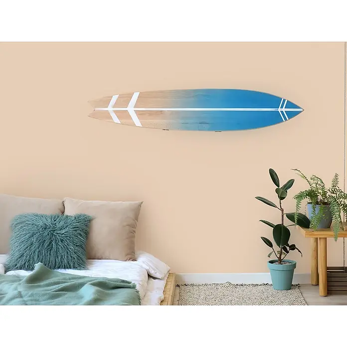 Livingwalls Wandfarbe Beige Humble Hummus 5008 2,5l - Matt, 2,5 l - Dekoratives Holz-Surfbrett, naturfarben bis blau mit weißen Streifen, an einer Schlafzimmerwand montiert.