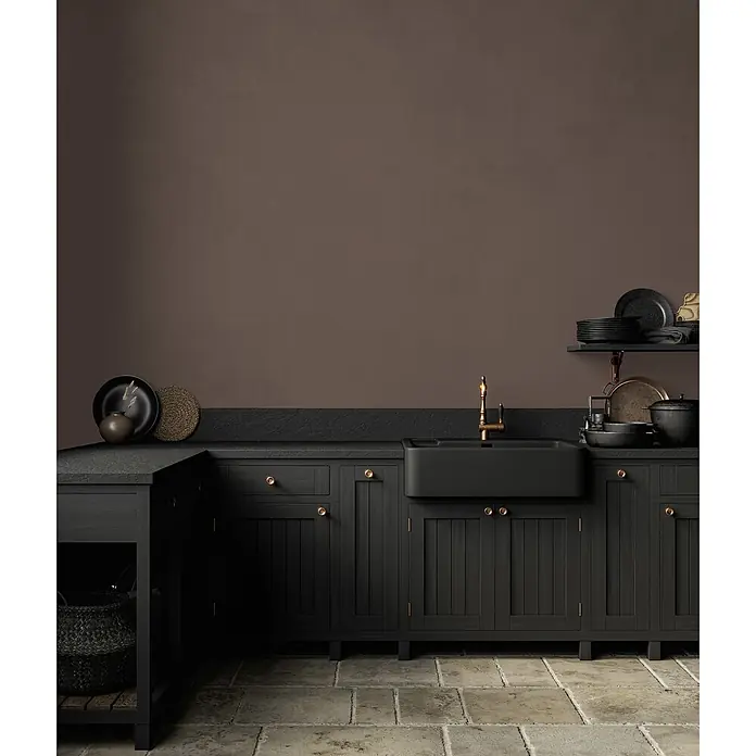 Livingwalls Wandfarbe Braun Soothing Brown DD126069 5l - Braun, Matt, 5 l - Moderne Küche mit dunklen Holzschränken, schwarzer Spüle und Messingarmatur.