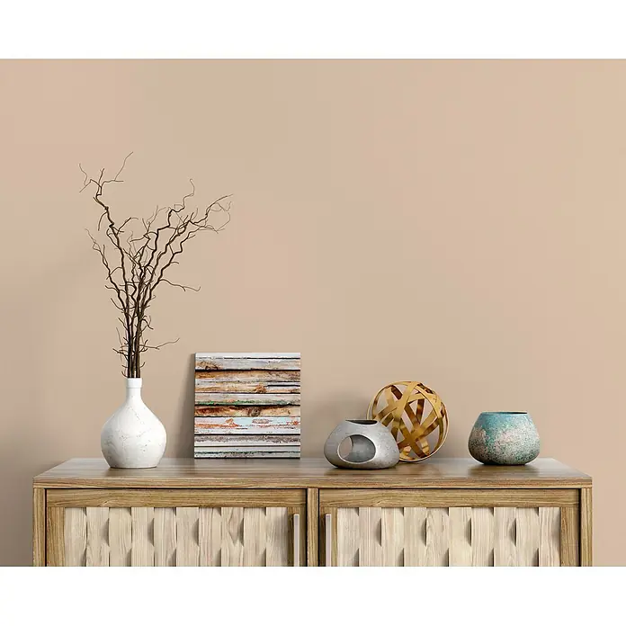 Livingwalls Wandfarbe Beige Humble Hummus 5008 2,5l - Matt, 2,5 l - Holzkommode mit strukturierten Fronten, dekoriert mit Vasen, Ästen und Kunstobjekten, bereichert das Wohnambiente.