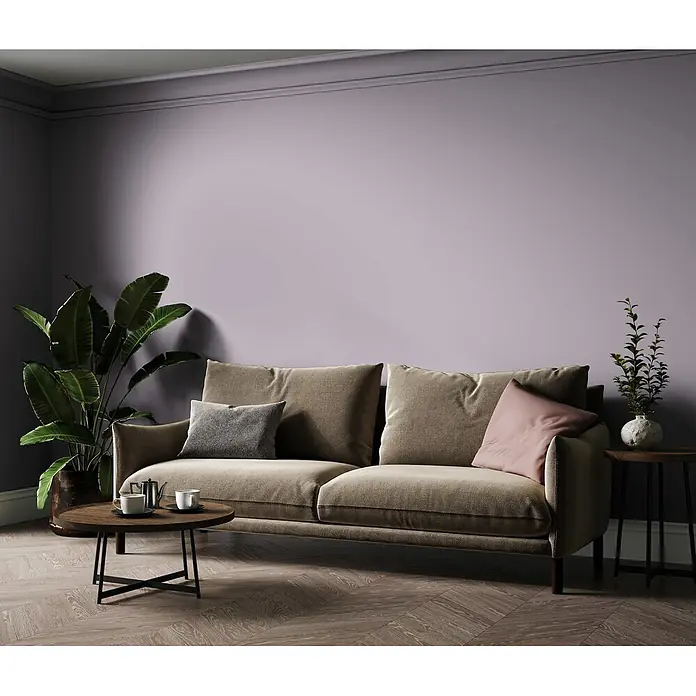 Livingwalls Wandfarbe Violett Simple Mauve DD125774 2,5l - Violett, Matt, 2,5 l - Ein bequemes beiges Sofa mit Zierkissen in einem modernen Wohnzimmer mit Couchtisch und Pflanzen.