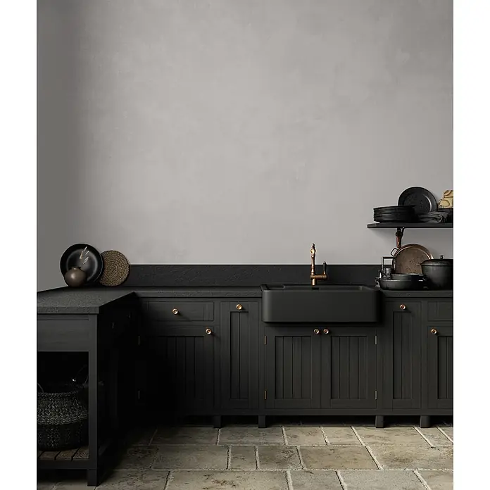 Livingwalls Wandfarbe Grau Creamy Grey DD125766 5l - Grau, Matt, 5 l - Schwarze Holz-Küchenschränke mit schwarzer Spüle und Messingarmatur in einer Küche.