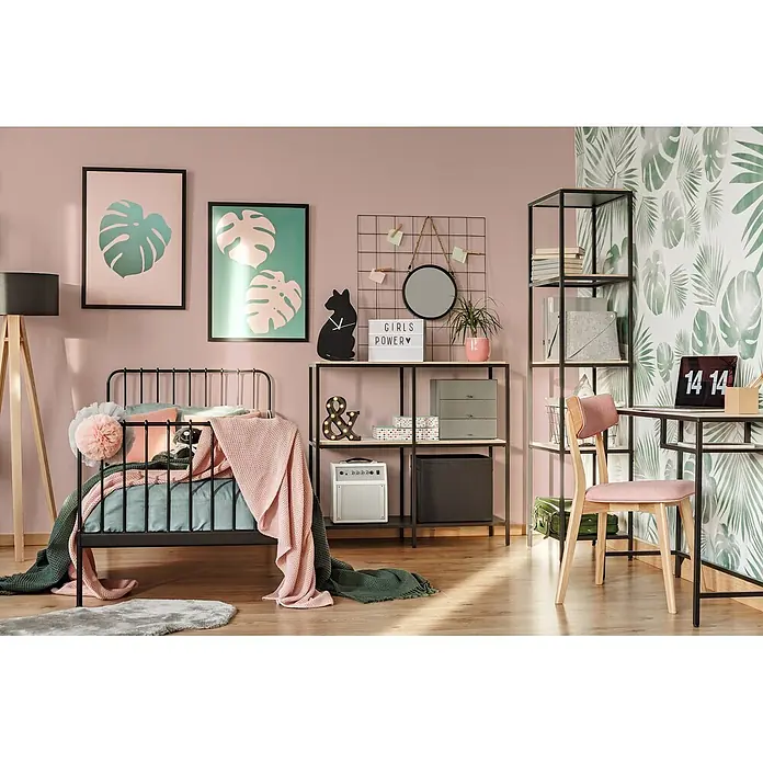Livingwalls Wandfarbe Rosa Rosy Beige DD125855 2,5l - Rosa, Matt, 2,5 l - Ein modernes Mädchenzimmer mit schwarzem Metallbett, rosa-grüner Bettwäsche und Holz- und Schwarz-Regalen neben einem Schreibtisch.