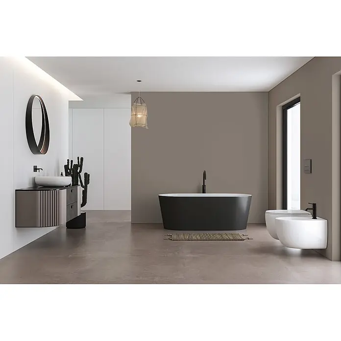 Livingwalls Wandfarbe Braun Calm Taupe DD126007 1l - Braun, Matt, 1 l - Moderner Baderaum mit dunkelgrauer freistehender Badewanne, schwebendem Waschtisch mit weißem Waschbecken und ovalem Spiegel, Toilette und Bidet.