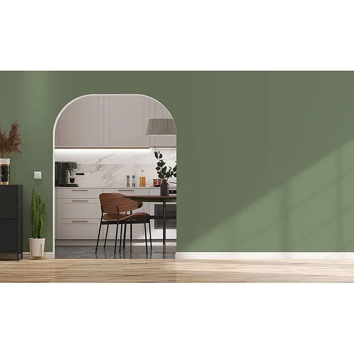 Livingwalls Wandfarbe Grün Sage Green DD125965 1l - Grün, Matt, 1 l - Modernes Interieur mit grüner Akzentwand, gewölbtem Durchgang zu einer hellen Küche und Holzboden. Sonnenlicht fällt in den Raum.