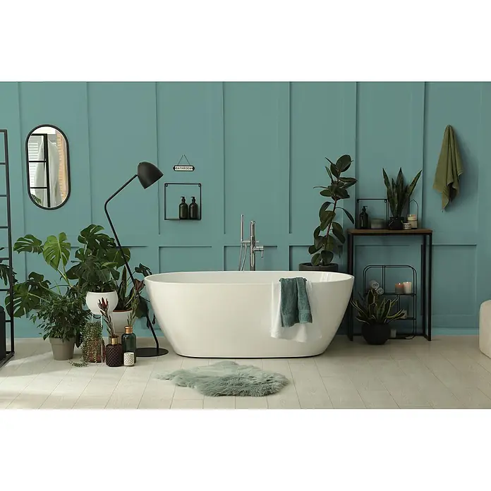 Livingwalls Wandfarbe Grün Emerald Green DD125944 1l - Grün, Matt, 1 l - Weiße freistehende Badewanne in einem modernen Badezimmer mit Pflanzen.
