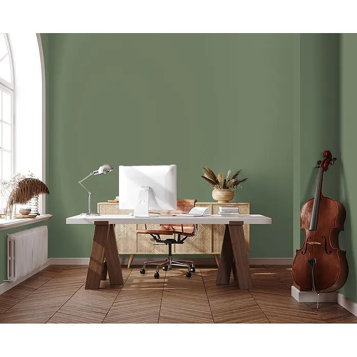 Livingwalls Wandfarbe Grün Sage Green DD125965 1l - Grün, Matt, 1 l - Ein Home-Office mit weißem Schreibtisch, Lederstuhl, Computer und Cello.