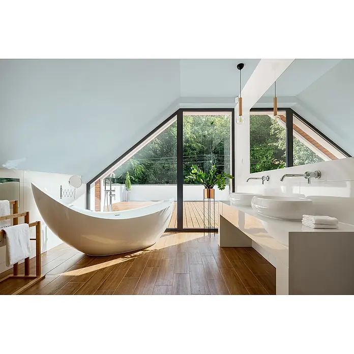 Livingwalls Wandfarbe Blau Ocean Blue DD125877 5l - Blau, Matt, 5 l - Großzügiges, helles Dachgeschossbad mit moderner freistehender Badewanne, Doppelwaschtisch und großen Fenstern mit grüner Aussicht.