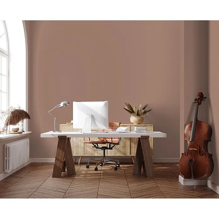 Livingwalls Wandfarbe Braun Rosy Beige DD125849 2,5l - Braun, Matt, 2,5 l - Modernes Heimbüro mit weißem Schreibtisch, braunem Lederstuhl, Computer, Holzboden und Cello vor warmbraunen Wänden.
