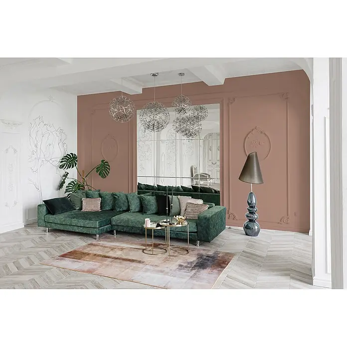Livingwalls Wandfarbe Braun Rosy Beige DD125849 2,5l - Braun, Matt, 2,5 l - Ein großes, grünes Samt-Ecksofa in einem stilvollen Wohnzimmer mit Teppich und moderner Einrichtung.