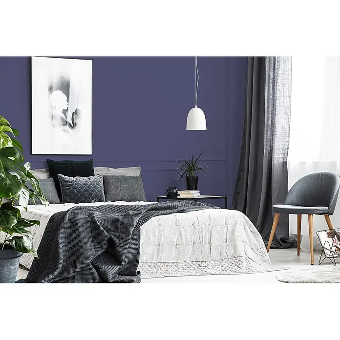 Livingwalls Wandfarbe Violett Simple Mauve DD125790 5l - Violett, Matt, 5 l - Bett mit weißer Steppdecke, dunkelgrauer Waffelstrickdecke und dekorativen grauen Kissen in einem modernen Schlafzimmer.