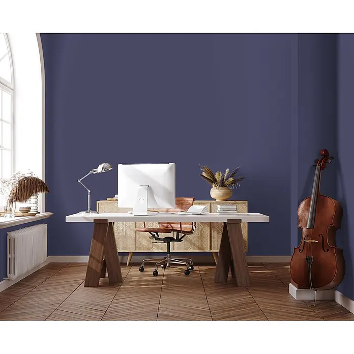 Livingwalls Wandfarbe Violett Simple Mauve DD125790 5l - Violett, Matt, 5 l - Ein modernes Heimbüro mit weißem Schreibtisch, Computer, braunem Lederstuhl und gemusterter Holzkommode vor einer dunkelblauen Wand. Ein Cello steht daneben.
