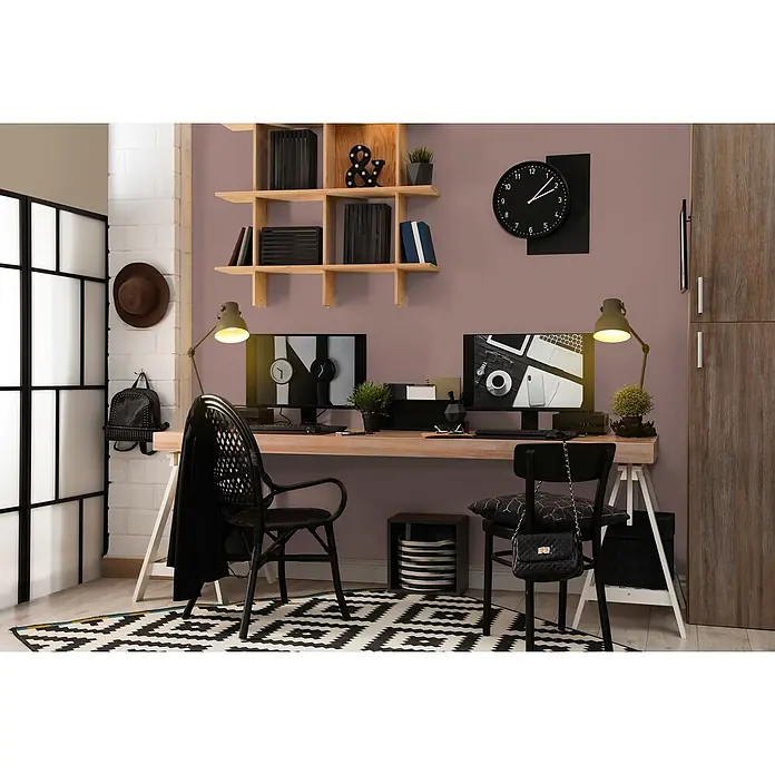 Livingwalls Wandfarbe Braun Rosy Beige DD125845 1l - Braun, Matt, 1 l - Modernes Home Office mit Holzschreibtisch, zwei schwarzen Stühlen und zwei Monitoren vor einer mauvefarbenen Wand mit Holzregalen.