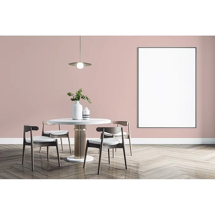 Livingwalls Wandfarbe Rosa Varied Red DD125819 2,5l - Rosa, Matt, 2,5 l - Leerer weißer Bilderrahmen mit schwarzem Rand an einer rosa Wand, neben einem modernen Esstisch mit Stühlen.