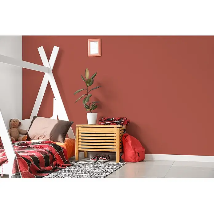 Livingwalls Wandfarbe Rot Simple Safron 5013 5l - Matt, 5 l - Weißes Holzbettgestell im Tipi-Stil in einem farbenfrohen Kinderzimmer mit Holzbank und roten Akzenten.