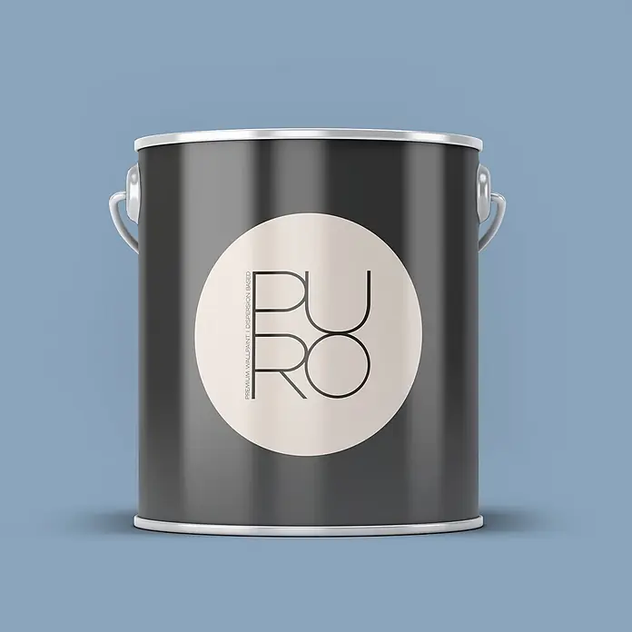Livingwalls Wandfarbe Blau Ocean Blue DD125891 2,5l - Blau, Matt, 2,5 l - Dunkelgraue Farbkanne mit beigem, rundem 'PURO'-Etikett, Metallrand und Griff auf blauem Hintergrund.