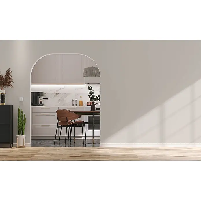 Livingwalls Wandfarbe Grau Creamy Grey DD125760 5l - Grau, Matt, 5 l - Moderne Küche mit hellen Schränken, Marmorrückwand und Essbereich, durch einen Bogendurchgang gesehen.
