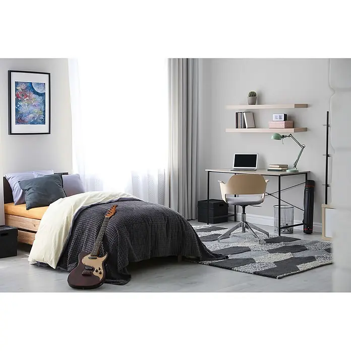 Livingwalls Wandfarbe Grau Creamy Grey DD125760 5l - Grau, Matt, 5 l - Modernes Schlafzimmer mit Bett, Schreibtisch, Stuhl und Regalen, ausgestattet mit dunkelgrauer Decke, Holzmöbeln und gemustertem Teppich.