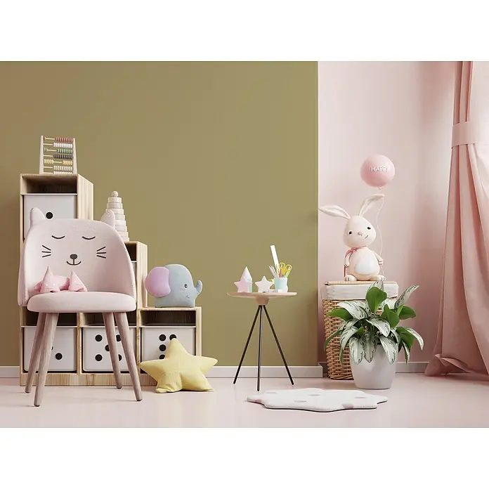 Livingwalls Wandfarbe Grün Mellow Matcha 4010 5l - Matt, 5 l - Ein gemütliches Kinderzimmer mit rosafarbenem Katzenstuhl, Holzspielzeug und einem Plüschhasen mit „HAPPY“-Ballon, vor rosa und olivfarbenen Wänden.