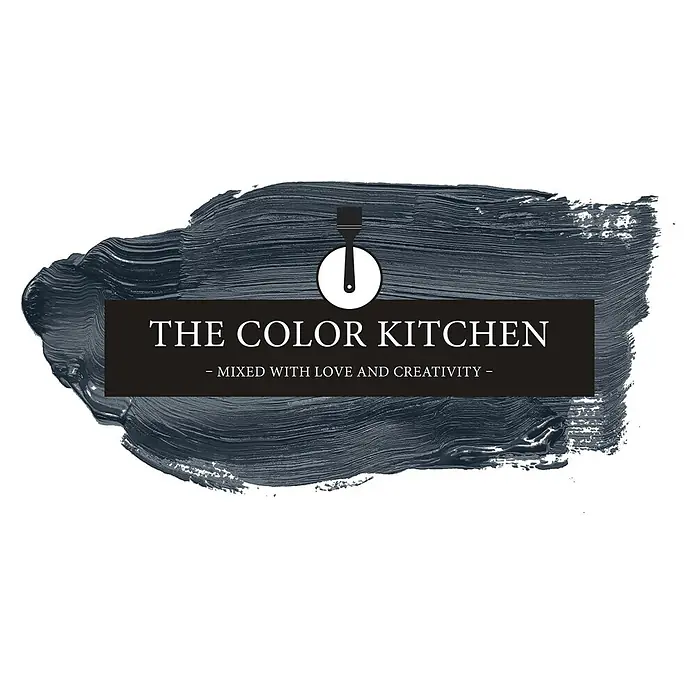 Livingwalls Wandfarbe Blau Blooming Blueberry 3013 2,5l - Matt, 2,5 l - Das Logo "The Color Kitchen" zeigt einen dunklen Pinselstrich-Hintergrund, ein Pinsel-Symbol und den Slogan "Mixed with love and creativity".