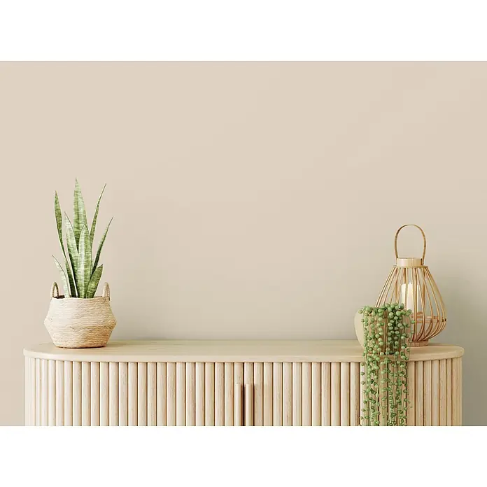Livingwalls Wandfarbe Beige Sweet Sesame 6000 2,5l - Matt, 2,5 l - Helle Holzkonsole mit geripptem Design, dekoriert mit Pflanzen und einer Holzlaterne.