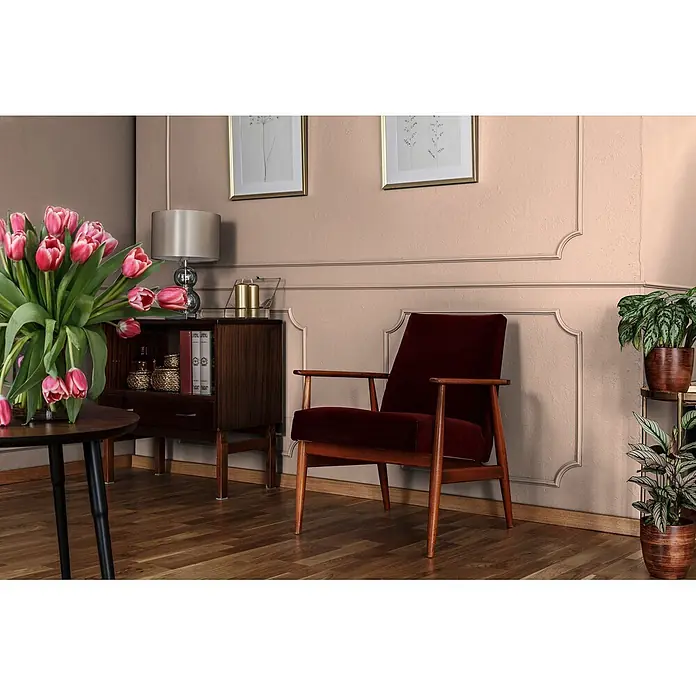 Livingwalls Wandfarbe Rosa Diverse Apricot DD126174 5l - Rosa, Matt, 5 l - Ein Sessel im Vintage-Stil mit tiefrotem Samtbezug und Holzrahmen, der gemütliche Sitzgelegenheiten im Wohnzimmer bietet.