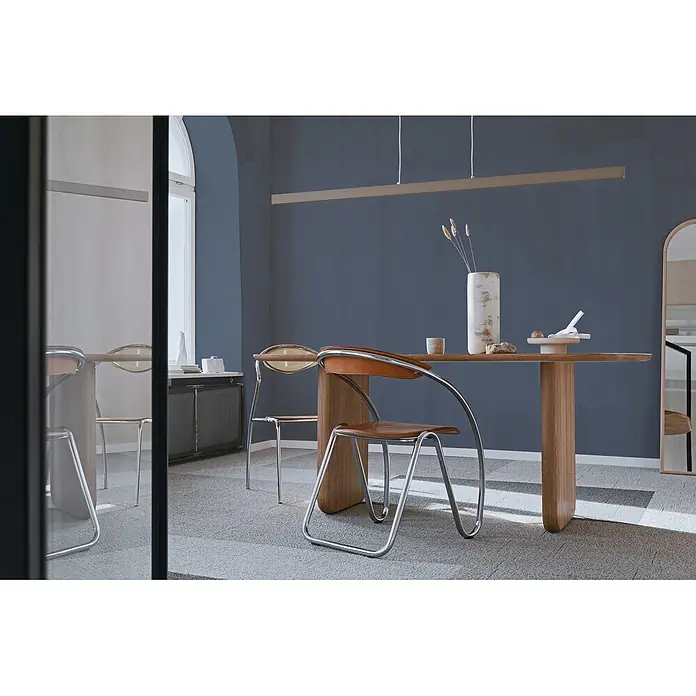 Livingwalls Wandfarbe Blau Ocean Blue DD125897 2,5l - Blau, Matt, 2,5 l - Modernes Esszimmer mit langem Holztisch und stilvollen Stühlen mit Chromgestellen und Lederakzenten vor blauer Wand.