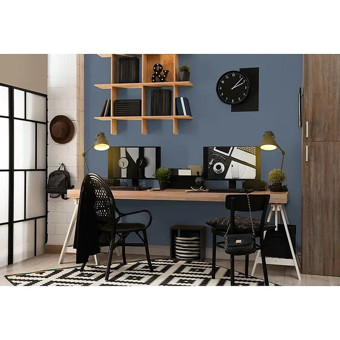 Livingwalls Wandfarbe Blau Ocean Blue DD125897 2,5l - Blau, Matt, 2,5 l - Ein modernes Home Office mit Holzschreibtisch, schwarzen Stühlen, Computern und Regalen an einer blauen Wand, das einen produktiven Arbeitsplatz schafft.