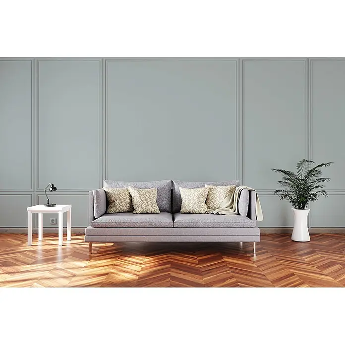 Livingwalls Wandfarbe Blau, Bluish Petrol DD125903 2,5l - Grün, Matt, 2,5 l - Graues Zweisitzer-Sofa mit Zierkissen und Überwurf in einem modernen Wohnzimmer.