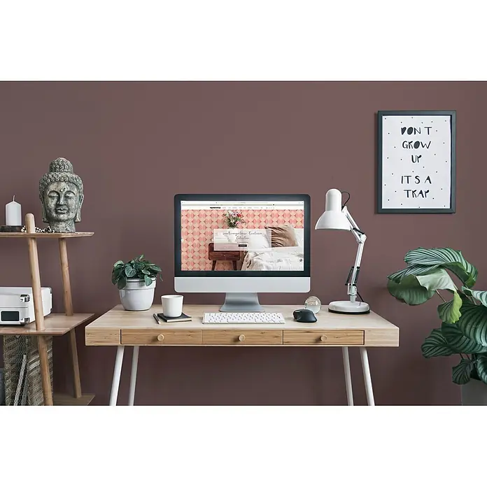 Livingwalls Wandfarbe Braun Passion Fruit 5015 5l - Matt, 5 l - Heller Holzschreibtisch mit Schubladen, darauf ein Computer und Büroartikel, in einem stilvollen Raum.
