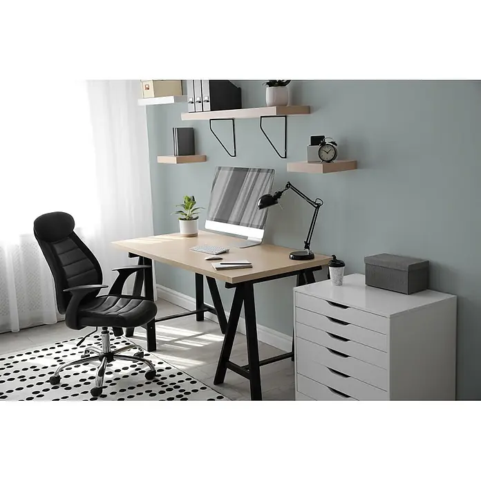 Livingwalls Wandfarbe Blau, Bluish Petrol DD125903 2,5l - Grün, Matt, 2,5 l - Ein modernes Heimbüro mit hellem Holzschreibtisch, schwarzem Ergonomiestuhl, Monitor und weißem Schubladenschrank. Schwimmende Regale an der hellblauen Wand.