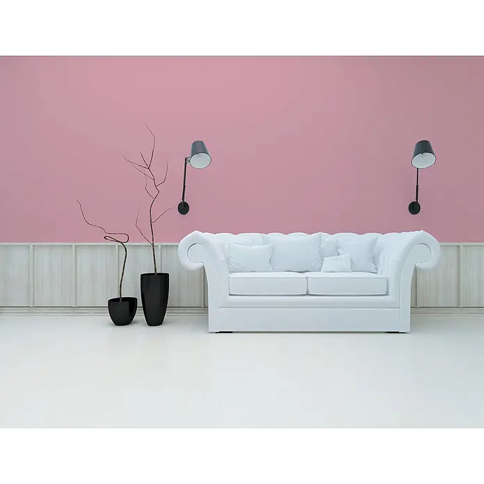 Livingwalls Wandfarbe Pink Peachy Pink DD125868 5l - Pink, Matt, 5 l - Weißes, getuftetes Sofa mit Kissen vor einer rosa Wand und hellen Holzpaneelen.