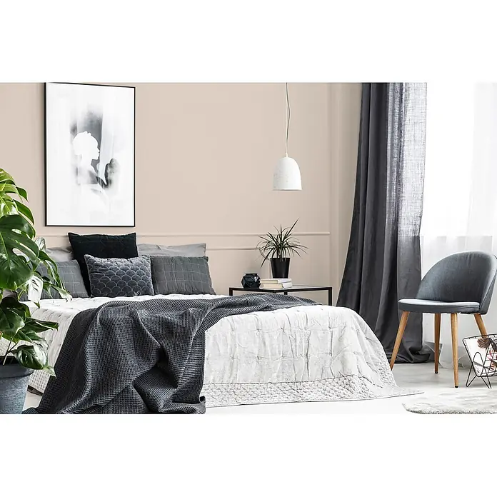 Livingwalls Wandfarbe Beige Diverse Apricot DD126171 5l - Beige, Matt, 5 l - Stilvolles Bett in einem Schlafzimmer mit weißer Steppdecke, grauen Kissen und dunkelgrauer Waffelstrickdecke.