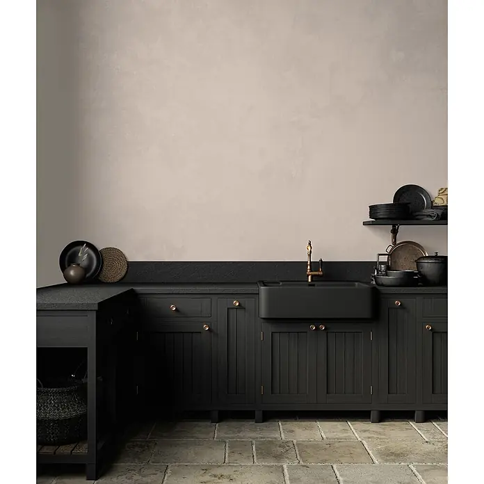 Livingwalls Wandfarbe Beige Diverse Apricot DD126171 5l - Beige, Matt, 5 l - Schwarze Holz-Küchenschränke mit schwarzem Spülbecken und Messingarmatur, auf strukturiertem Steinboden.