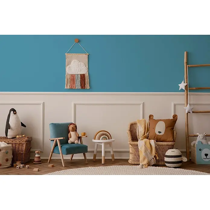 Livingwalls Wandfarbe Blau Ocean Blue DD125882 2,5l - Blau, Matt, 2,5 l - Gemütliches Kinderzimmer mit blauen und weißen Wänden, verschiedenen Spielsachen und Möbeln.