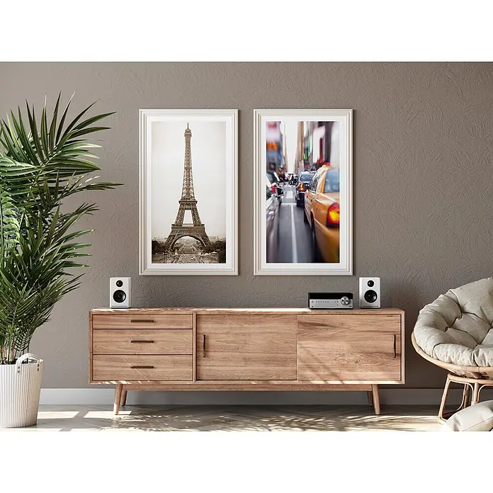Livingwalls Wandfarbe Taupe Whole Grain 1018 5l - Matt, 5 l - Hellbraune Holz-Medienkonsole mit Schubladen und Türen, darauf Lautsprecher und Stereoanlage, in einem Wohnzimmer.