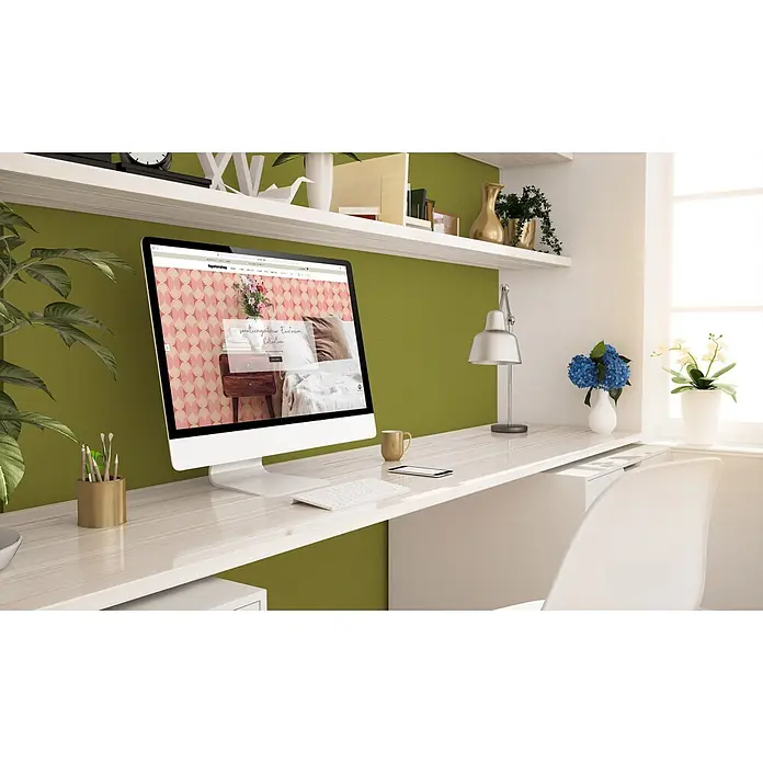 Livingwalls Wandfarbe Grün Kitchy Kiwi 4009 2,5l - Matt, 2,5 l - Weißer Computermonitor auf einem hellen Holz-Schreibtisch mit Tastatur und Zubehör in einem hellen, modernen Heimbüro.